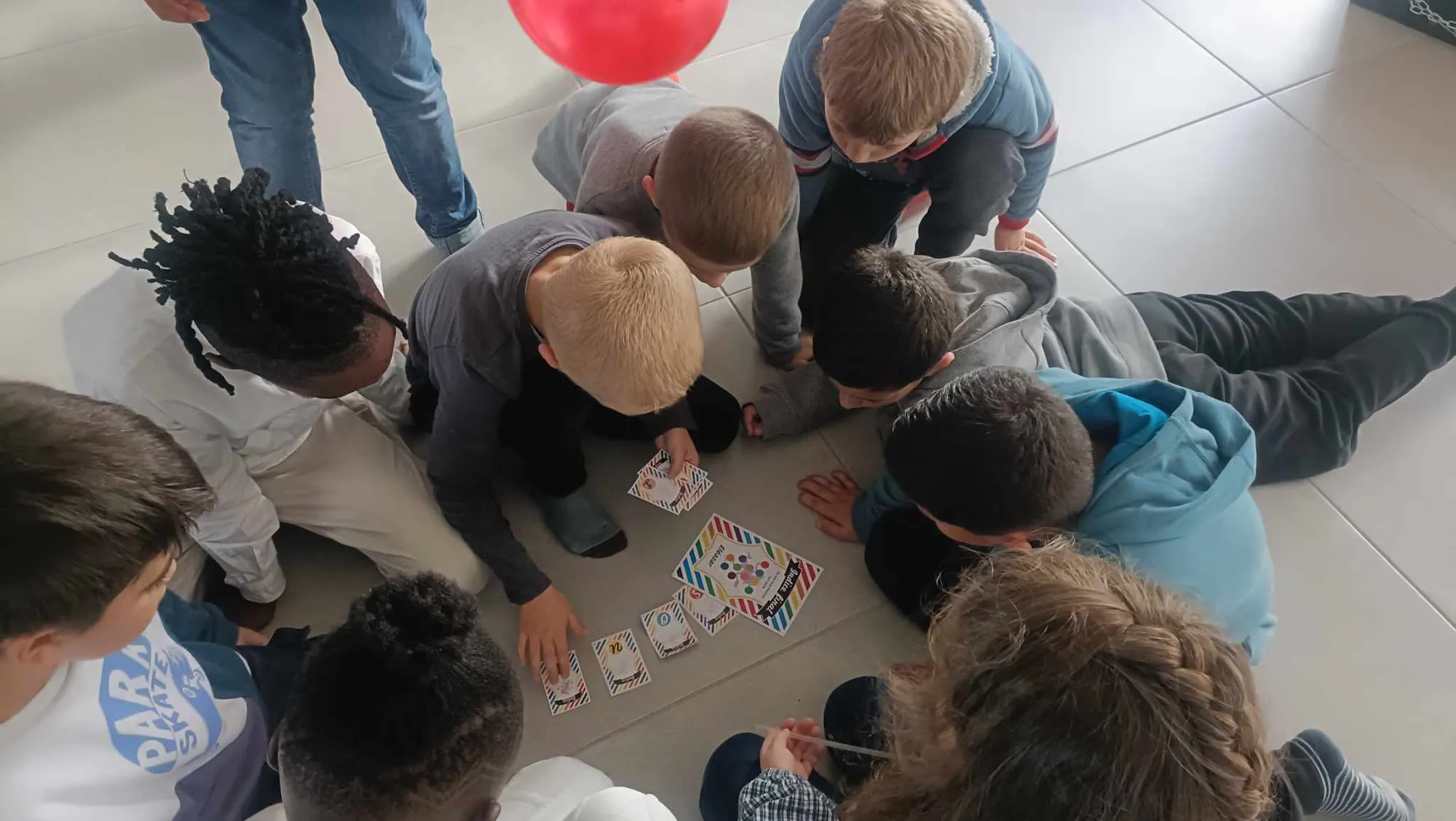 Anniversaire enfants : animations ludiques et créatives pour une fête inoubliable remplie de rires et de surprises.
