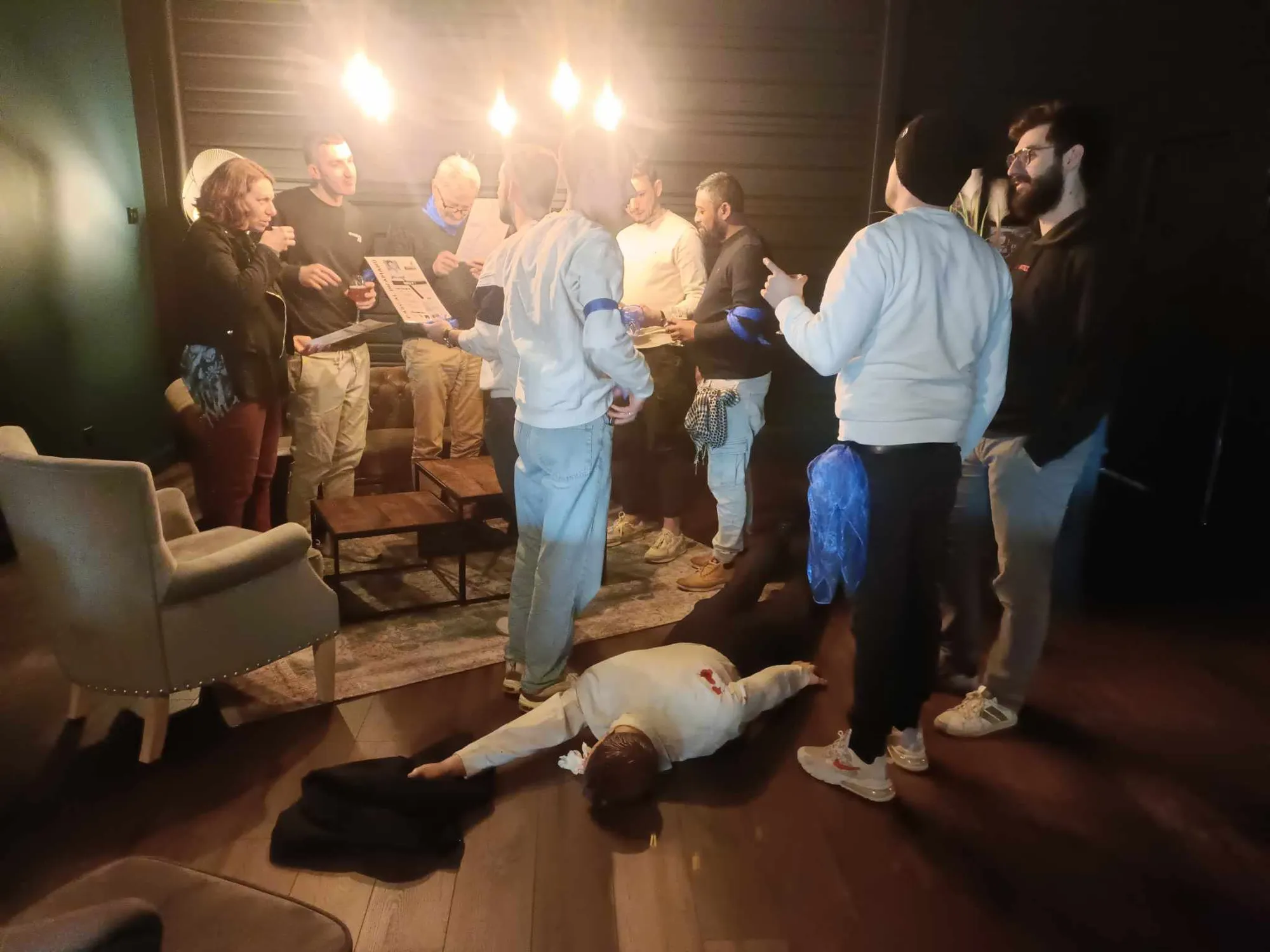 Événement Cluedo immersif : expérience interactive où les participants deviennent les détectives d'une enquête grandeur nature, résolvant des énigmes et découvrant des indices tout en étant plongés dans une ambiance immersive et captivante.