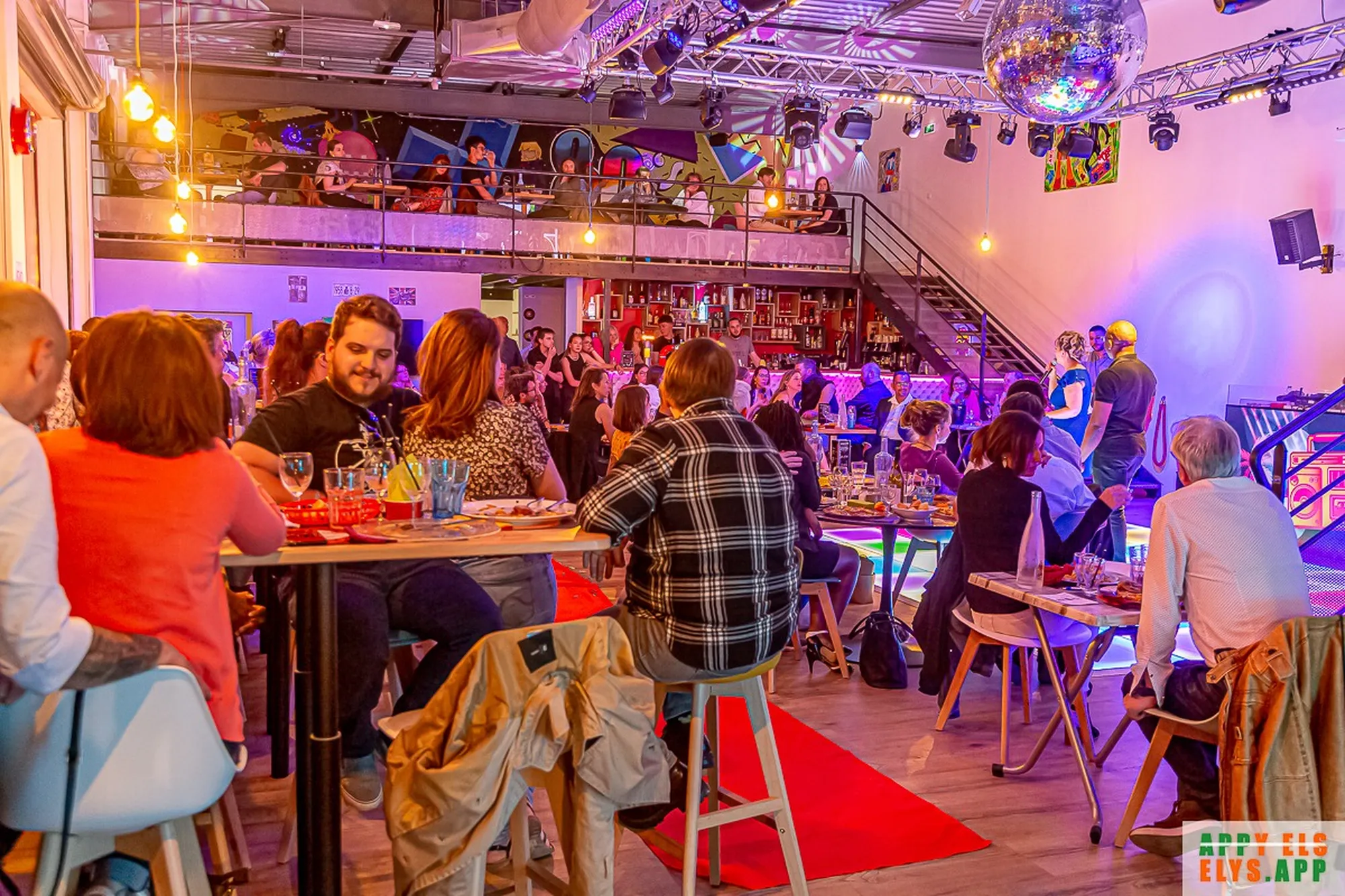 Expérience mariage immersif : célébration inoubliable où les mariés et leurs invités sont plongés dans un univers personnalisé et interactif, créant une ambiance magique et émotionnelle.