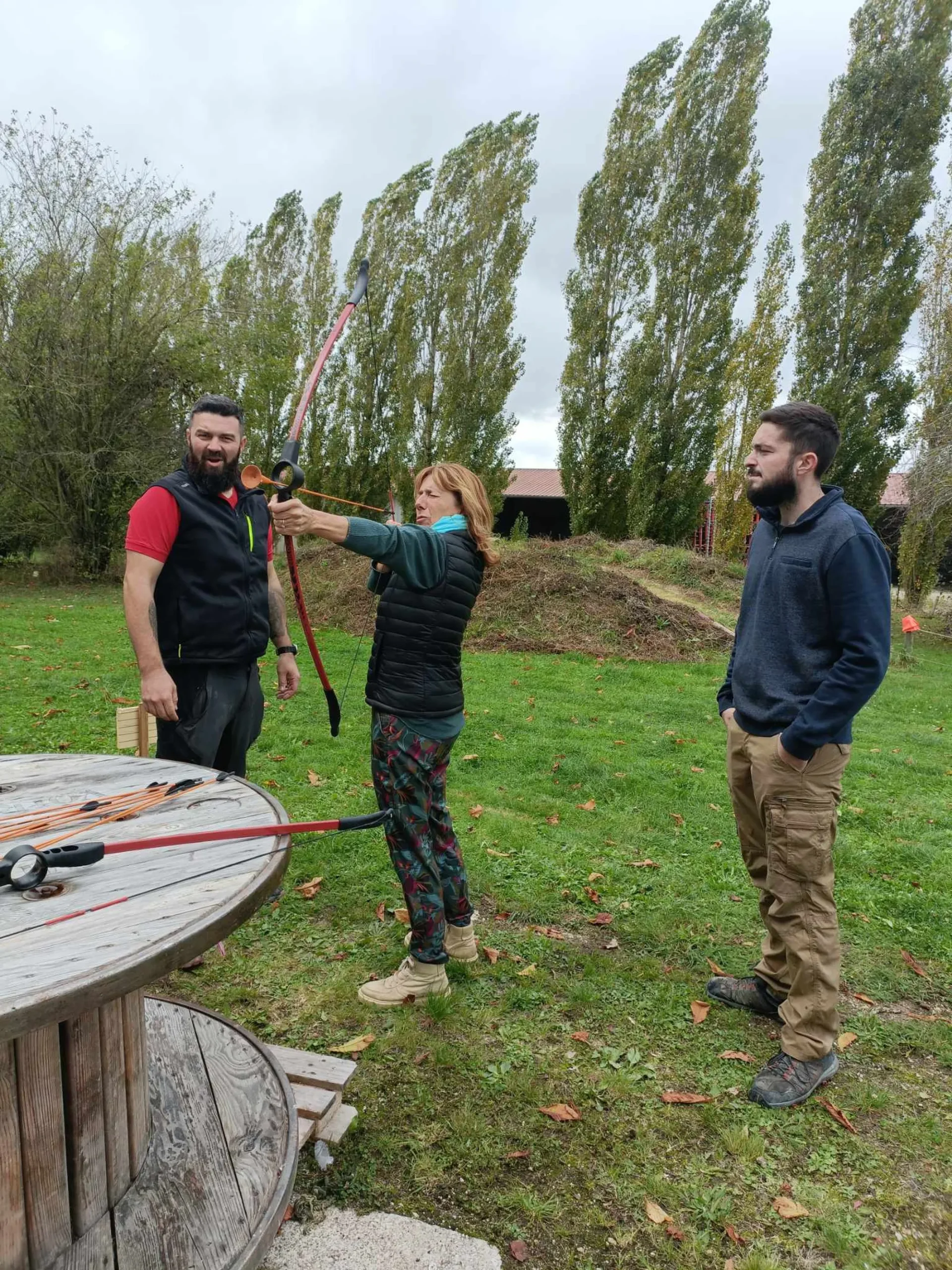 Jeux en équipe : activités ludiques et interactives qui favorisent la collaboration, la communication et le travail d’équipe, tout en permettant aux participants de s’amuser et de renforcer leurs liens.