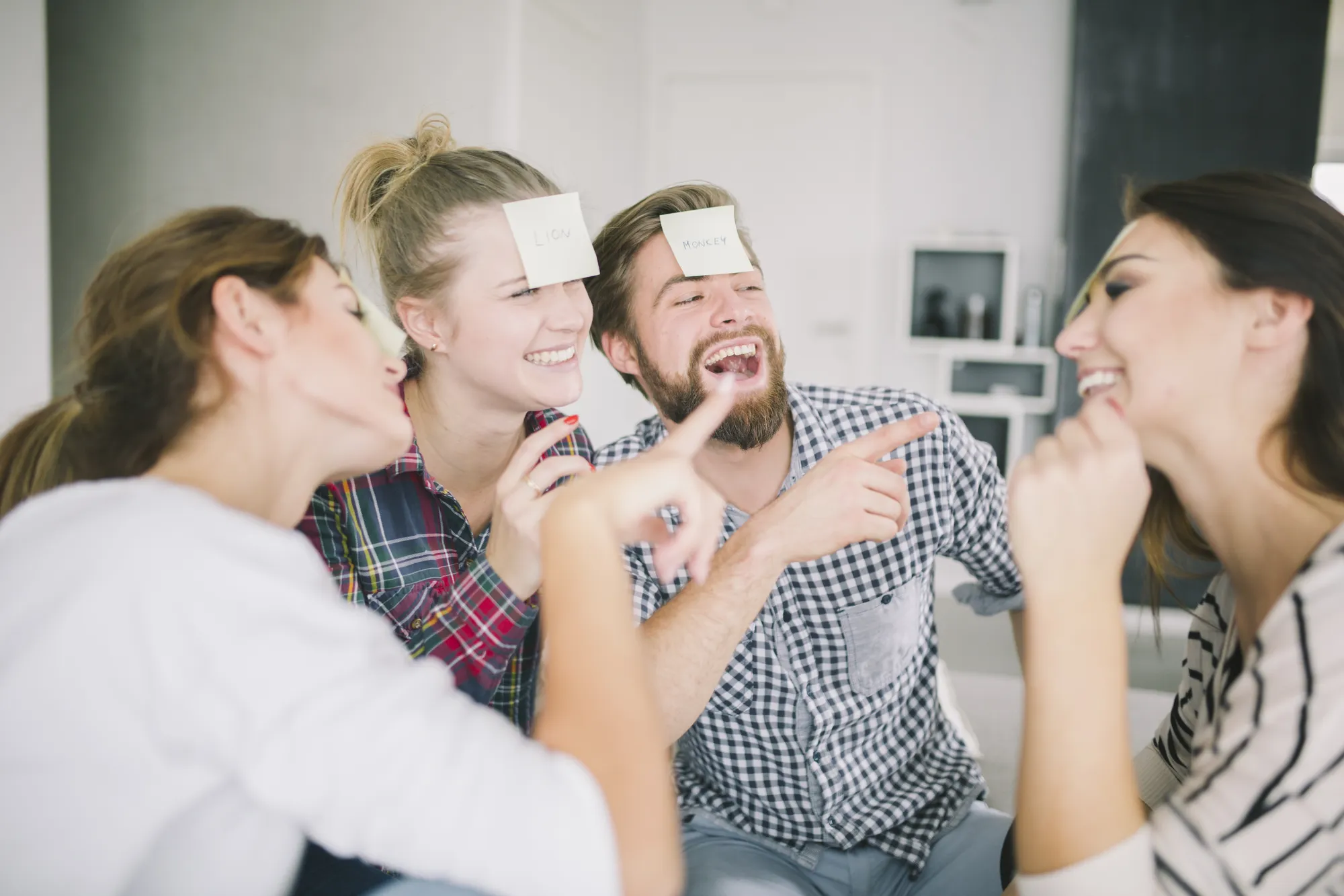Joueurs de quiz : participants à un jeu de questions-réponses, qui testent leurs connaissances sur différents sujets de manière compétitive et ludique.