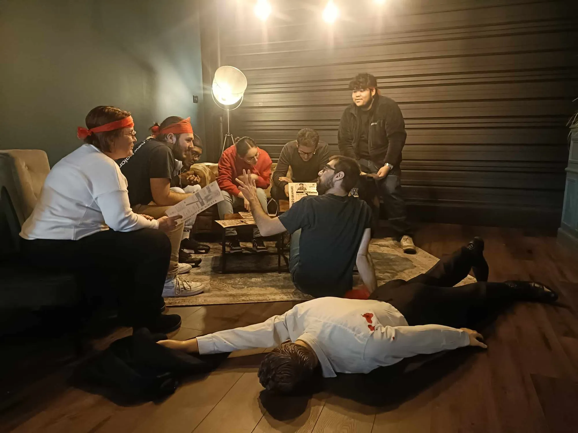 Organisation Cluedo géant : mise en place d’une enquête grandeur nature où les participants collaborent pour résoudre des énigmes et trouver le coupable, favorisant la cohésion et l’esprit d’équipe.
